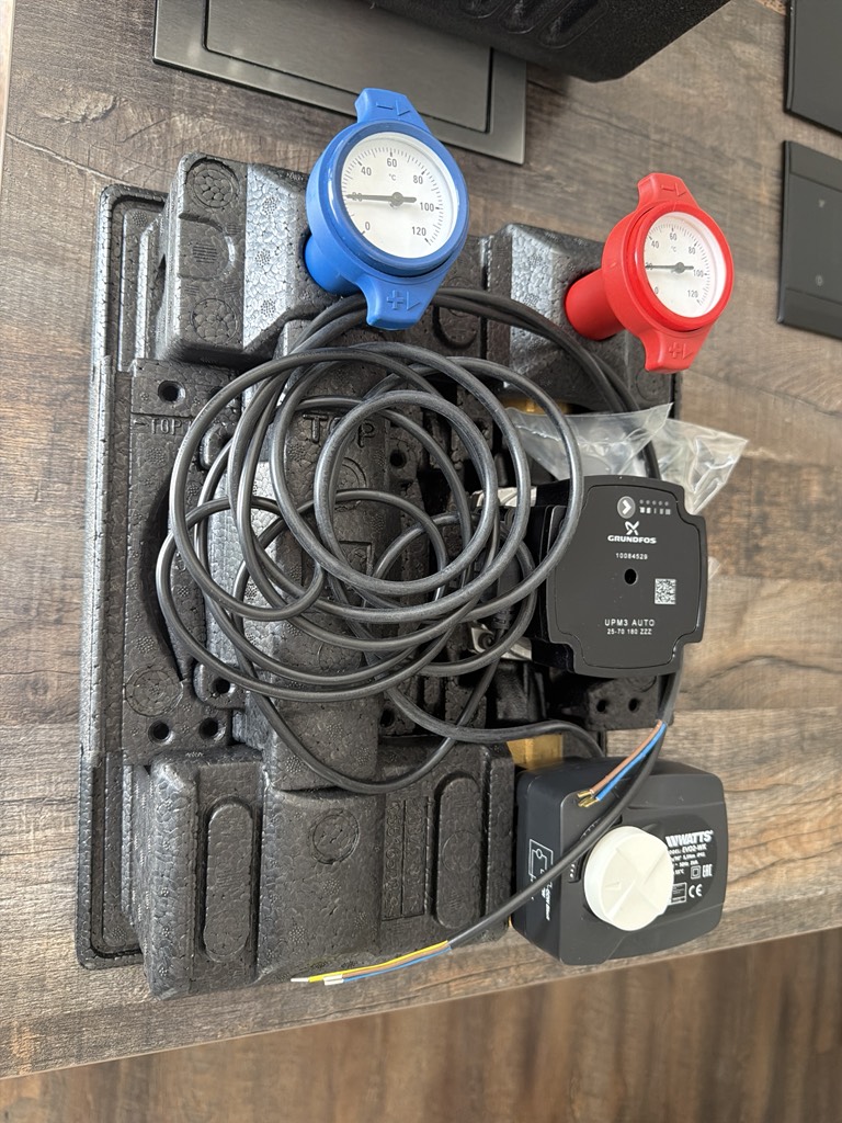 WATTS ( Nibe OEM ) Pumpengruppe HKGM25 mit Grundfos UPM 25 70 Pumpe und Mischer
