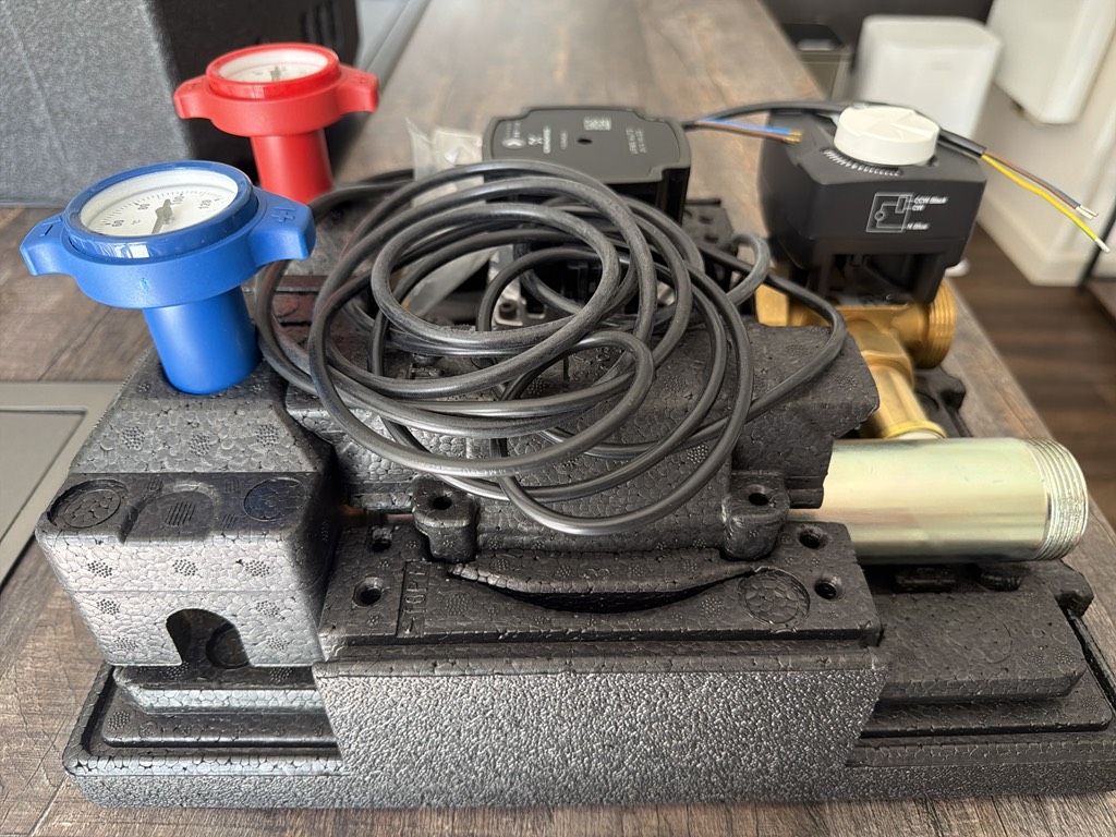 WATTS ( Nibe OEM ) Pumpengruppe HKGM25 mit Grundfos UPM 25 70 Pumpe und Mischer
