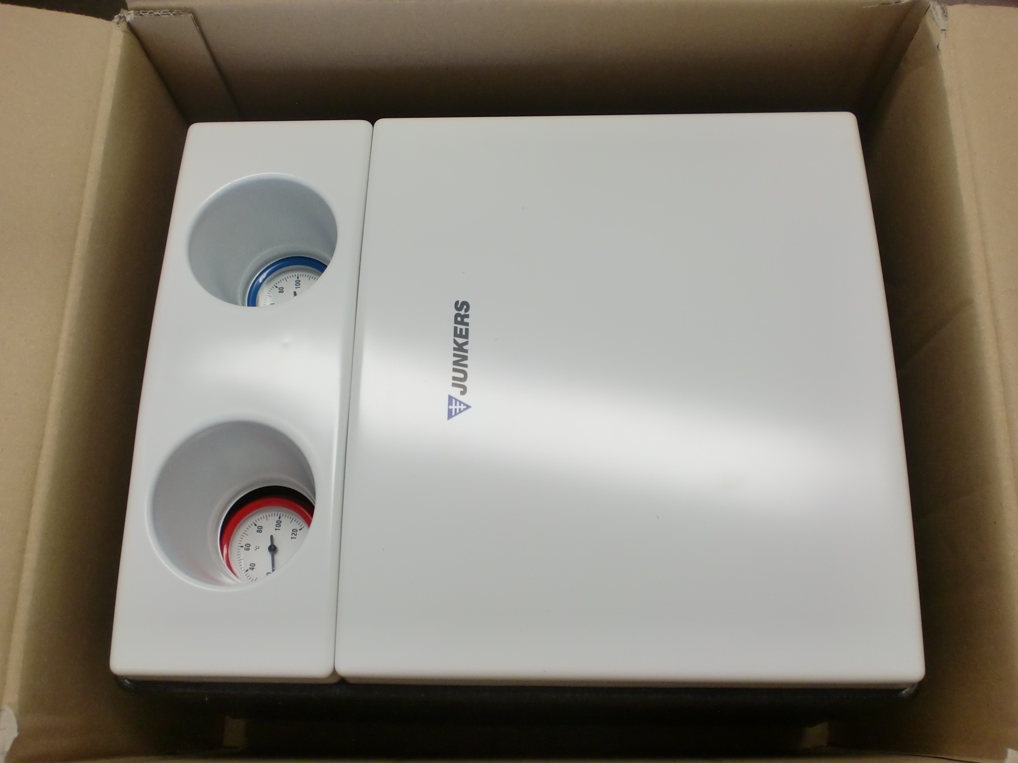 BOSCH ( Junkers ) Solarstation AGS10 7747005542 m. Grundfos SOLAR 15-70 130mm Pumpe